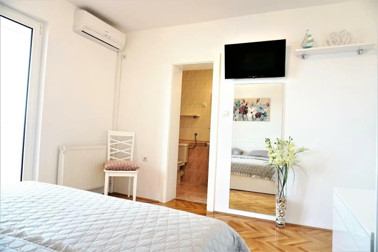 Apartment And Rooms Milak Rab Town